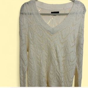 American Eagle Outfitters Ivory V-Neck Sweater, size small